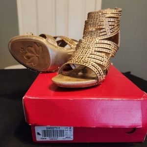 Girls size 2y gold dress shoes